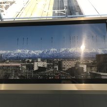 コンコースから眺められる立山連峰