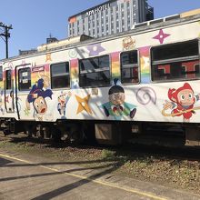 JRの車庫、氷見線を走る藤子不二雄Aのラッピング列車