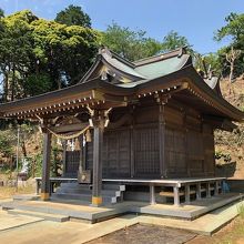 丘の上にある拝殿