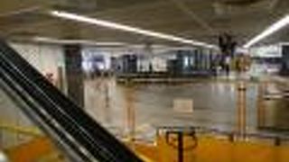 けっこう狭苦しい感じ。混雑の原因か。