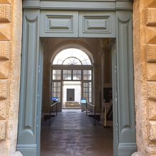 入って左手です。