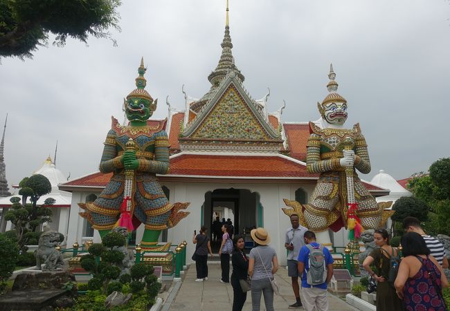 タイ版の仁王像って感じでしょうか