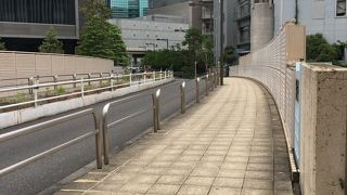 ほんの少し盛り上がった橋