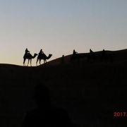 大サハラ砂漠の西の端で日の出を見る