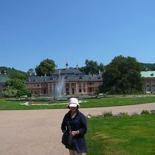 真中には噴水のある池とLustgarten遊園で彩られている