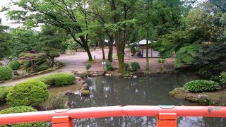 橋の上から庭園も眺められます