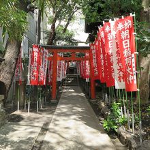 その奥には稲荷社