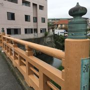 鎌倉市の町を流れる滑川