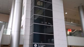 JR富山駅の北口を出て真ん前にあるモダンな大きなビル