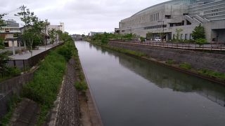 運河など水の豊かな大きな公園
