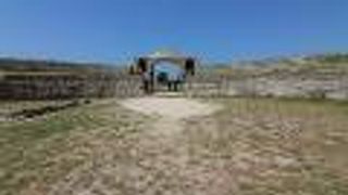 規模的にはそれほど大きくない闘技場