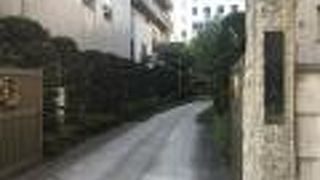 花岳院は周囲をビルに囲まれた小振りな寺院