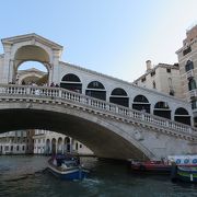 ベネチアの運河にかかる大きな橋