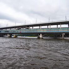 モスクワ川に架かる橋が地下鉄駅になっています