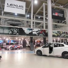 広い建物の中に、車がいっぱい