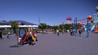 佐久平駅南口にあって、遠くには浅間山などの山脈を見られる広々としたスペース