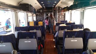 車内の内装もきれいで大変快適で、食品などの車内サービスも充実