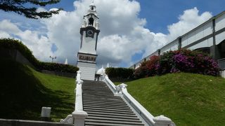 国初代駐在官バーチの追悼碑