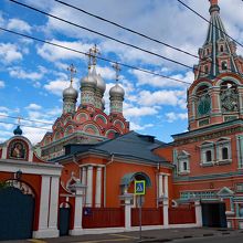 色鮮やかでロシア的な聖グレゴリウス教会