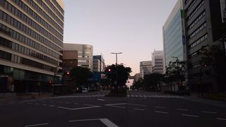 JR博多駅から真っ直ぐに伸びる幅の広い主要大通り