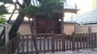 立派な門の屋根と木材の門のつくり