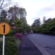 表門から1番の標識の道を進んで左側にあります