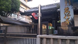 黒色を基調とした門は、たいへん美しく、厳か