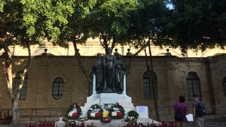 マルタ包囲戦の記念碑が建つ聖ヨハネ大聖堂前の広場
