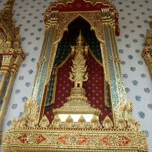 入口に黄金の仏像