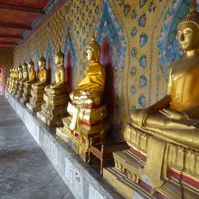 回廊に並ぶ仏像