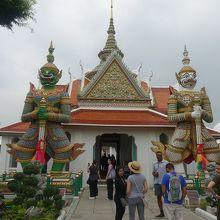 本堂を守るヤック像