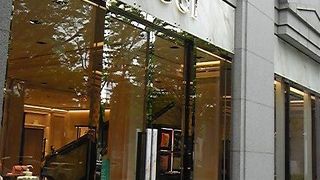 ひっそりと営業中