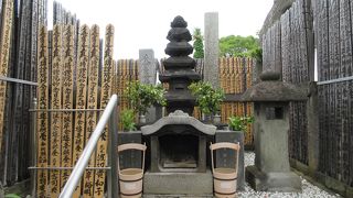 赤穂藩主奥方の供養塔も建っています