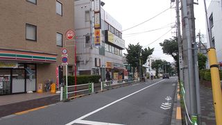 地下鉄三田線志村坂上駅から東に延びる通りの商店街です。