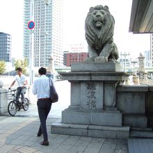 親柱の大きなライオン像