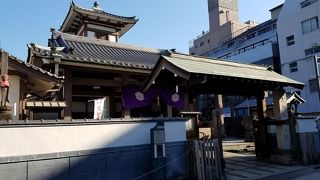 中央の小さな塔のような意匠がアクセント