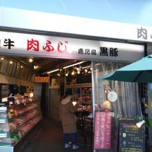 駅近の人気の肉屋さんです。