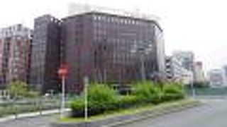 街に溶け込むレトロな庁舎