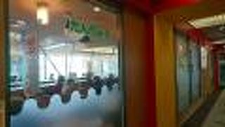 飛行機を見ながら食事。