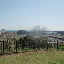 野島山頂からの日産追浜工場の眺め