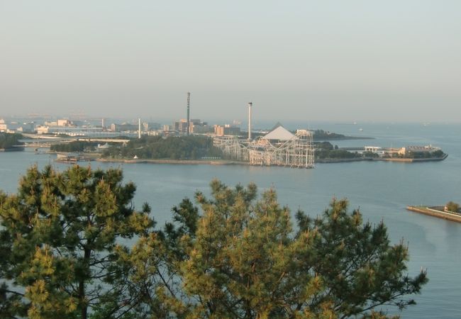 野島展望台から楽しむ八景島の眺め