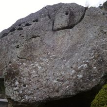 立石寺参道スタートの巨石。度肝を抜かれます