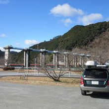 ダム周辺は公園として整備されており駐車場も有ります