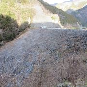 静岡県に有るのは水窪（みさくぼ）ダム、山形県にあるのは水窪（みずくぼ）ダムです