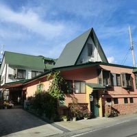 とんがり屋根のメルヘンチックな建物です。