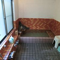 浴室・男女別3～4人ほどは入れ、天然温泉です。