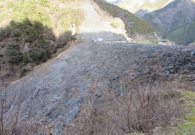 静岡県に有るのは水窪（みさくぼ）ダム、山形県にあるのは水窪（みずくぼ）ダムです