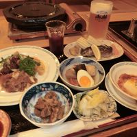 基本の夕食。ゆきみち名物の鹿肉のジビエ(陶板焼)が出ます。
