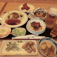 連泊の夕食。メインはポークステーキ。自家製野菜も美味しいです