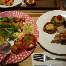 タパスやサラダ、肉類も種類豊富